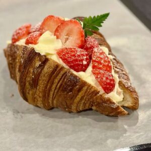 Croissant kem dâu
